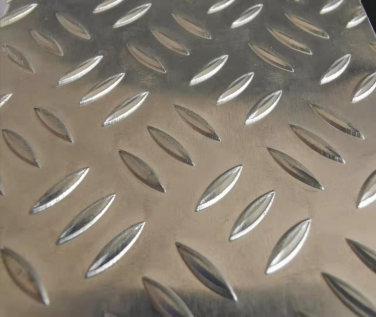 三条筋花纹铝板