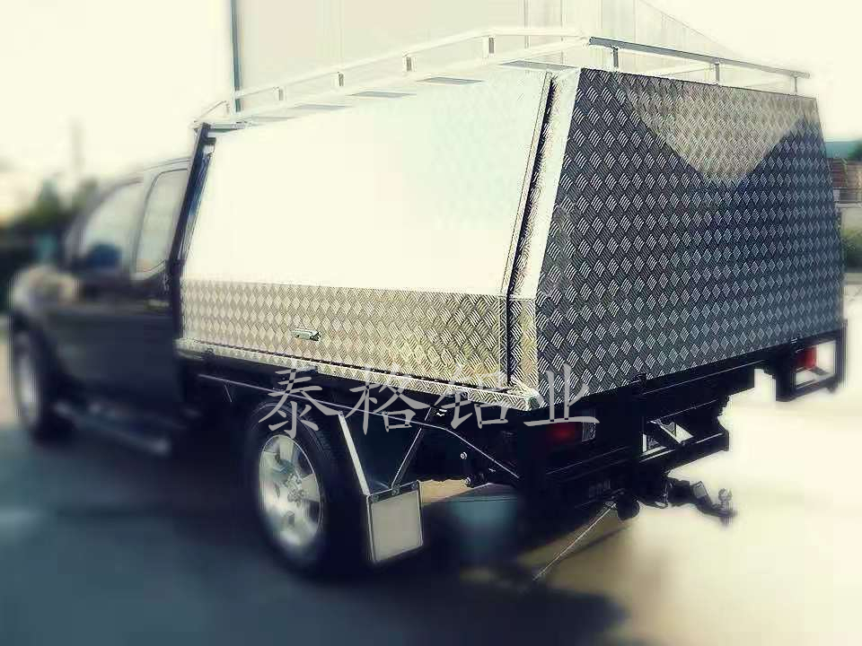 小三筋花纹铝板